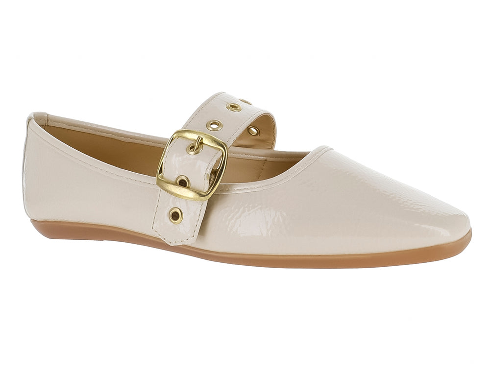 Zapato plano color latte de charol brillante con hebilla dorada decorativa para niña.