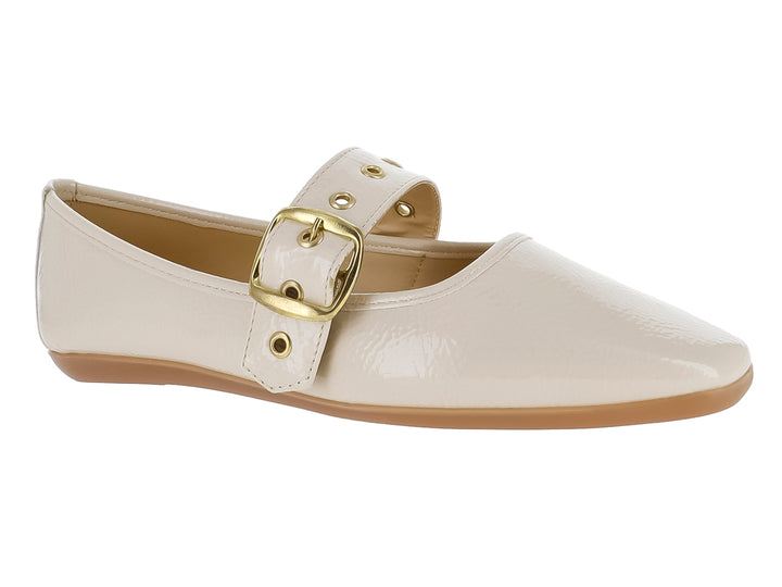 Zapato plano color latte de charol brillante con hebilla dorada decorativa para niña.