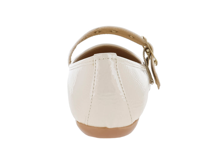 Zapato plano color latte de charol brillante con hebilla dorada decorativa para niña.