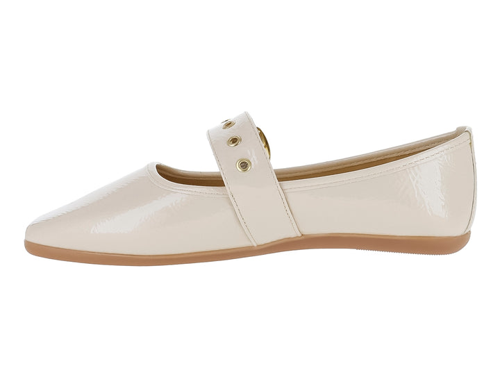 Zapato plano color latte de charol brillante con hebilla dorada decorativa para niña.