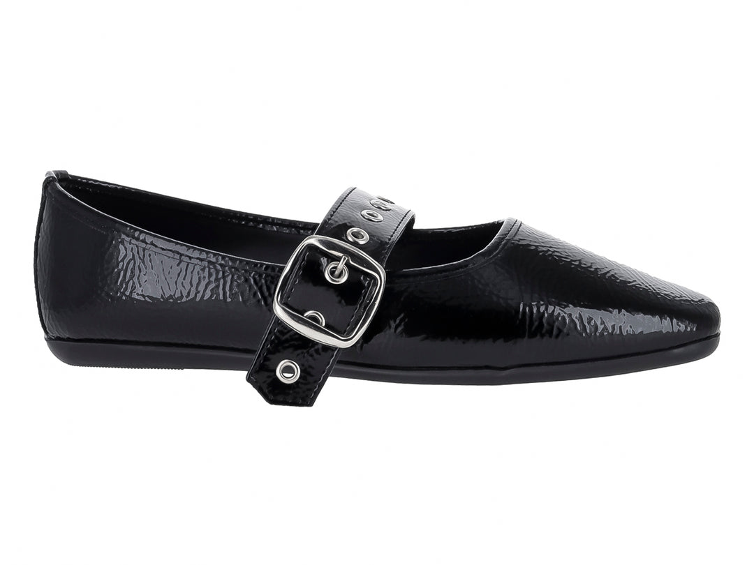 Zapato plano negro de charol corrugado con correa y hebilla plateada.