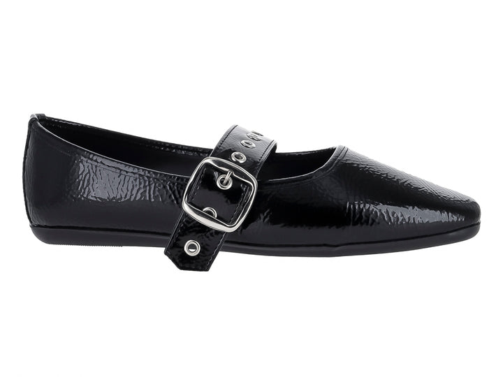 Zapato plano negro de charol corrugado con correa y hebilla plateada.
