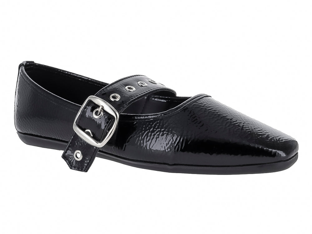 Zapato plano negro de charol corrugado con correa y hebilla plateada.