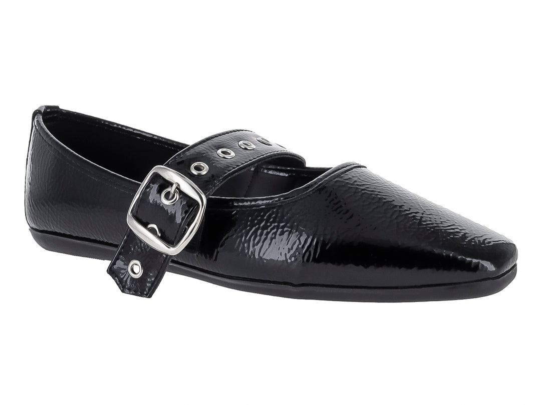 Zapato plano negro de charol corrugado con correa y hebilla plateada.