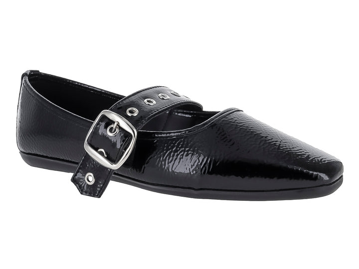 Zapato plano negro de charol corrugado con correa y hebilla plateada.