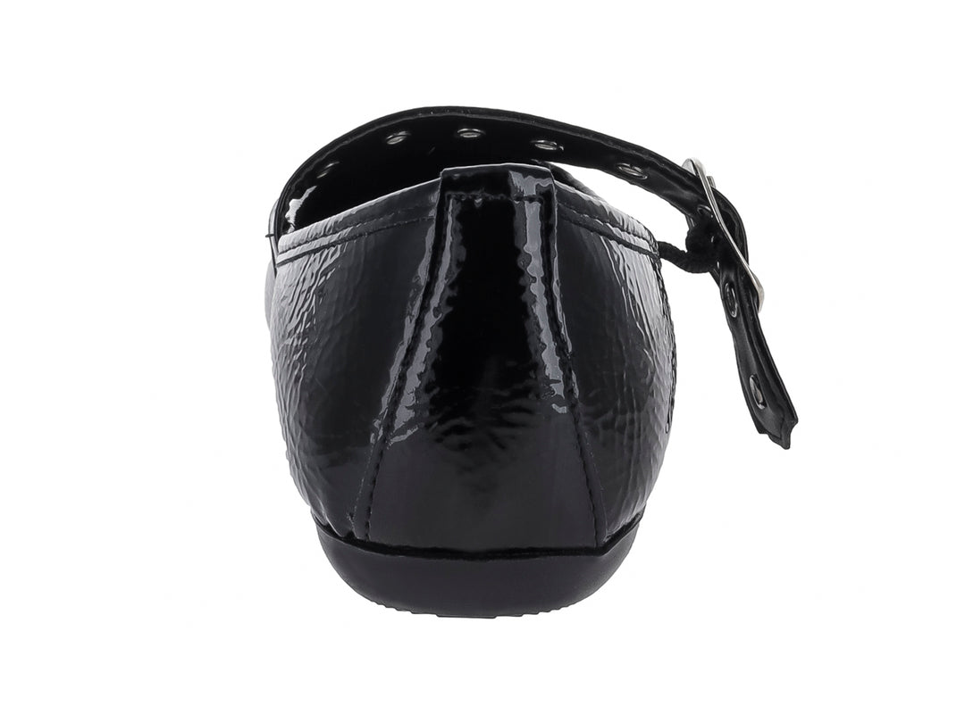 Zapato plano negro de charol corrugado con correa y hebilla plateada.