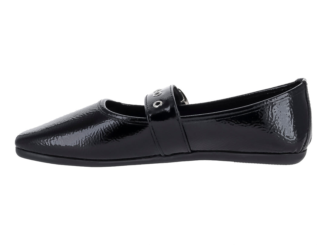 Zapato plano negro de charol corrugado con correa y hebilla plateada.
