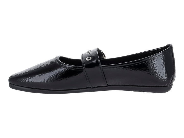 Zapato plano negro de charol corrugado con correa y hebilla plateada.