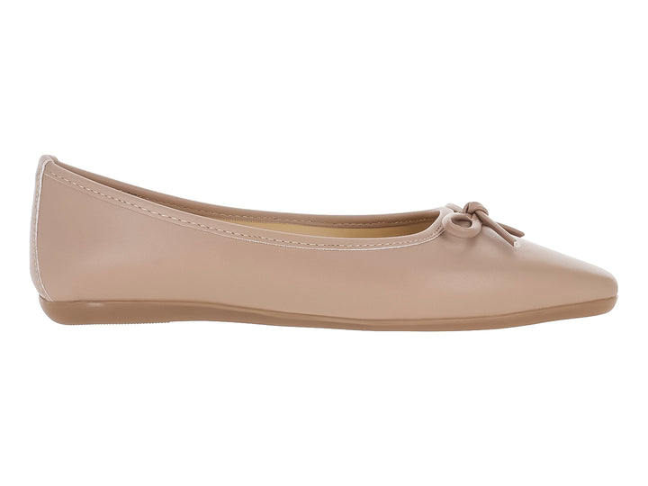 Zapato plano color beige estilo ballet con un pequeño moño decorativo en la punta.