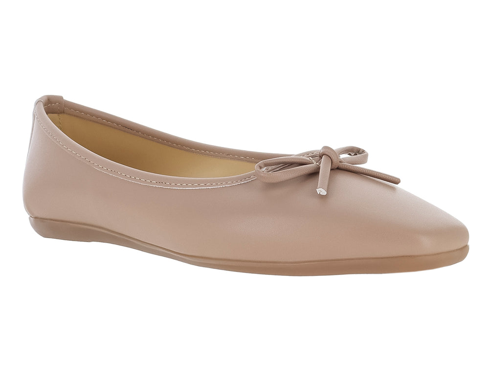 Zapato plano color beige estilo ballet con un pequeño moño decorativo en la punta.