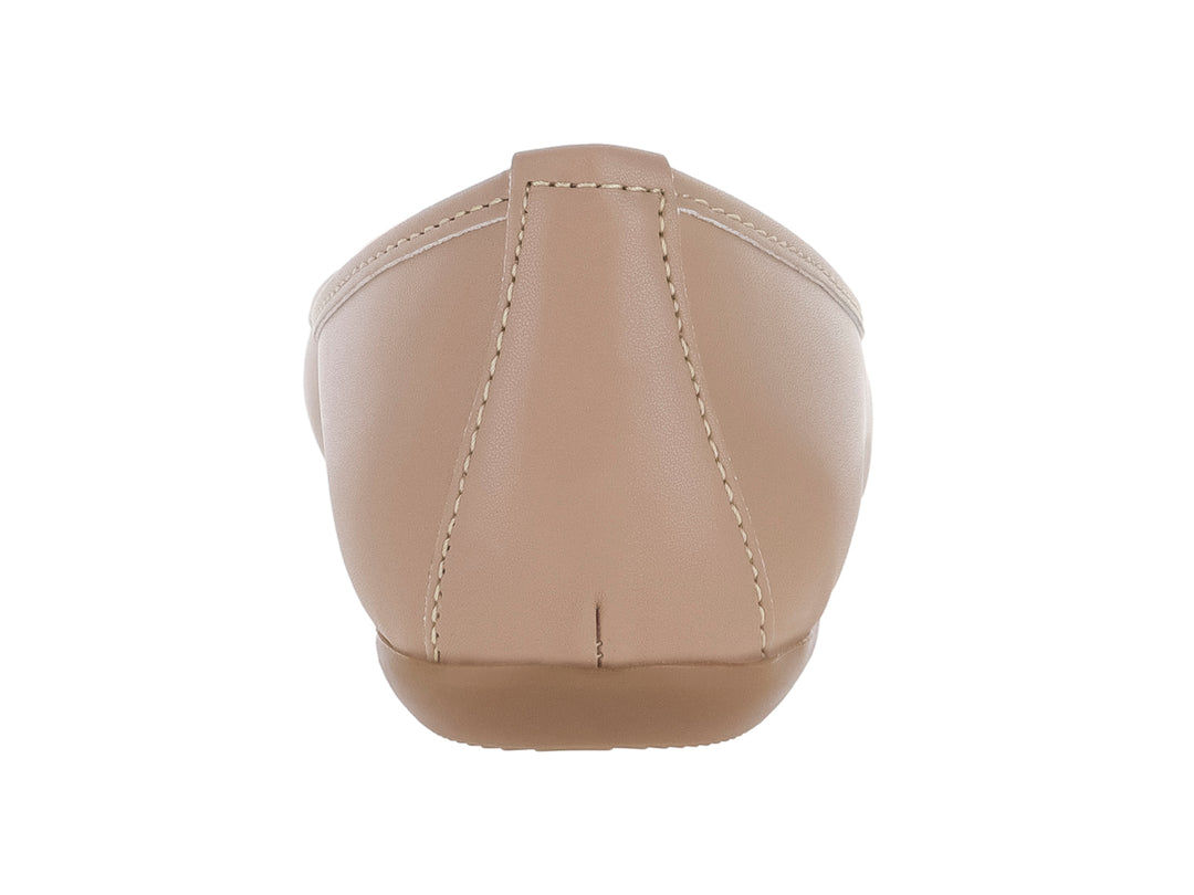 Zapato plano color beige estilo ballet con un pequeño moño decorativo en la punta.