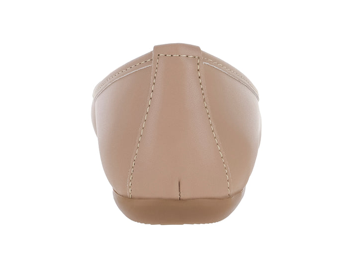 Zapato plano color beige estilo ballet con un pequeño moño decorativo en la punta.