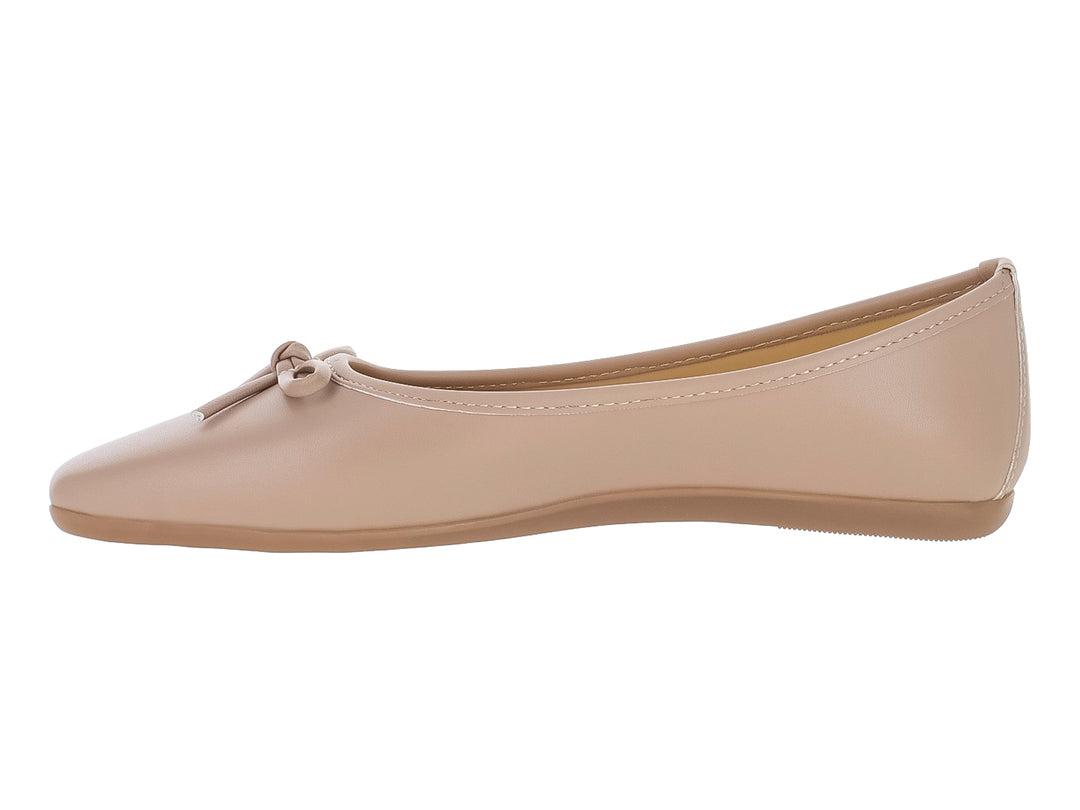 Zapato plano color beige estilo ballet con un pequeño moño decorativo en la punta.