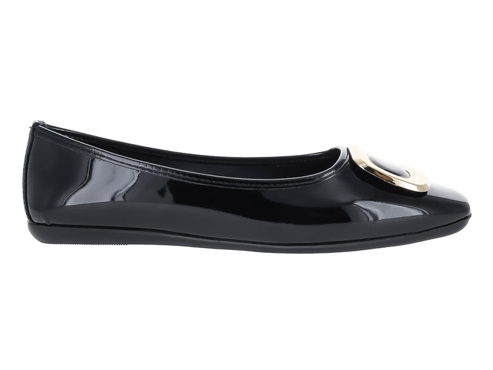 Zapato plano color negro brillante con hebilla decorativa dorada en la parte frontal.