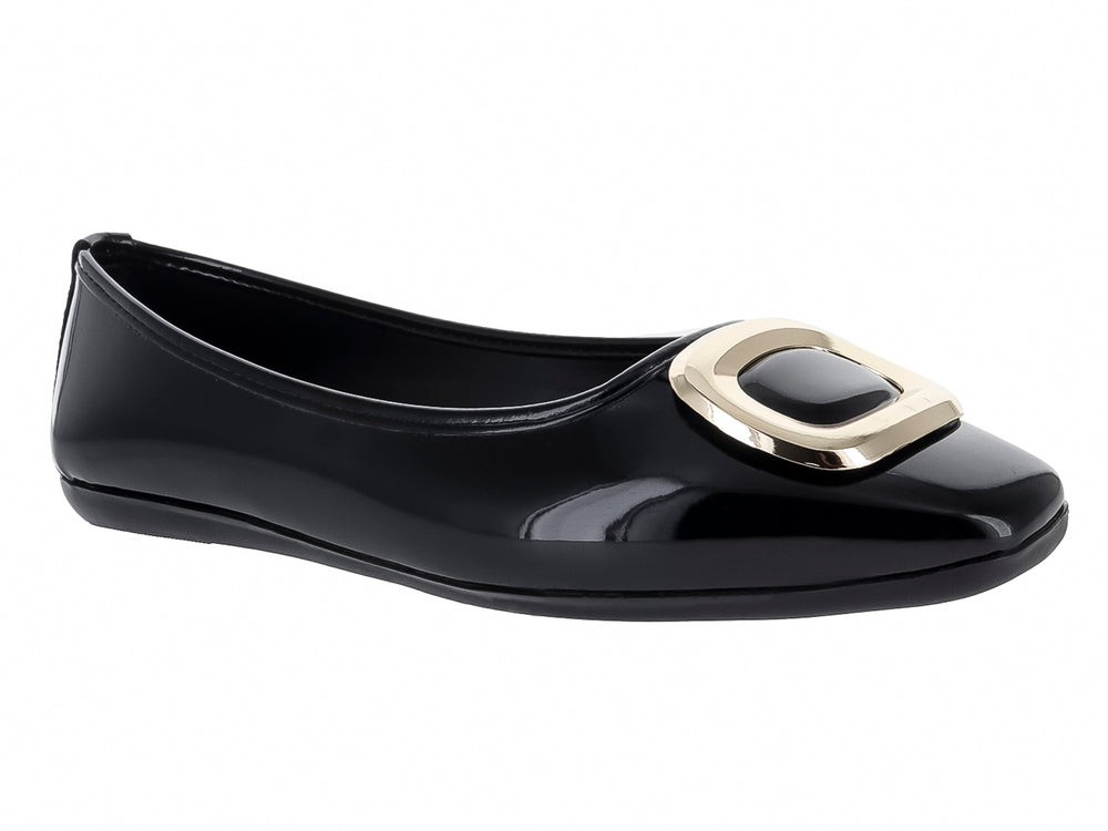 Zapato plano color negro brillante con hebilla decorativa dorada en la parte frontal.