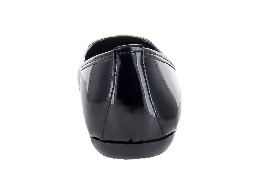 Zapato plano color negro brillante con hebilla decorativa dorada en la parte frontal.