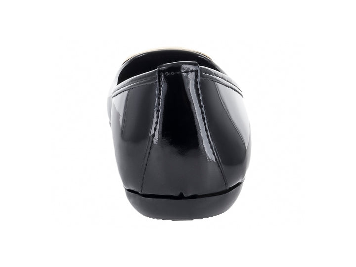 Zapato plano color negro brillante con hebilla decorativa dorada en la parte frontal.