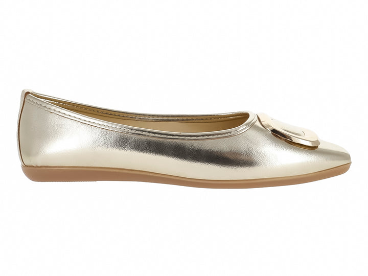 Zapato plano tipo baleta color oro inglés con detalle de hebilla decorativa en la parte superior.