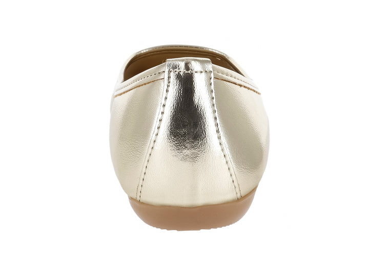 Zapato plano tipo baleta color oro inglés con detalle de hebilla decorativa en la parte superior.