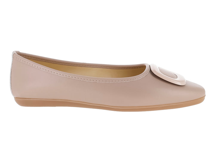 Zapato plano color beige maquillaje con un adorno circular en la parte superior.