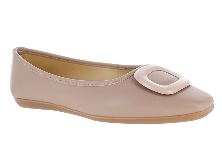 Zapato plano color beige maquillaje con un adorno circular en la parte superior.