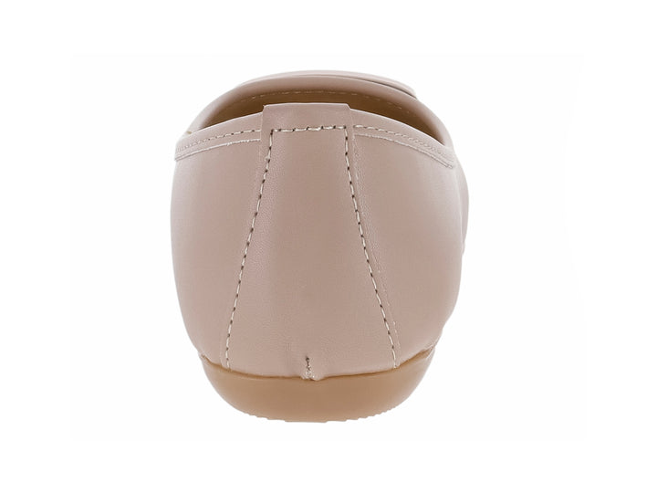 Zapato plano color beige maquillaje con un adorno circular en la parte superior.