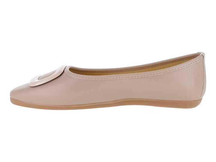 Zapato plano color beige maquillaje con un adorno circular en la parte superior.