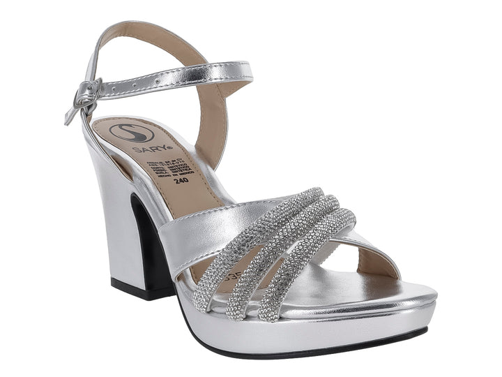 Sandalia elegante color plata con tacón cuadrado, plataforma y detalles de pedrería en la parte frontal.