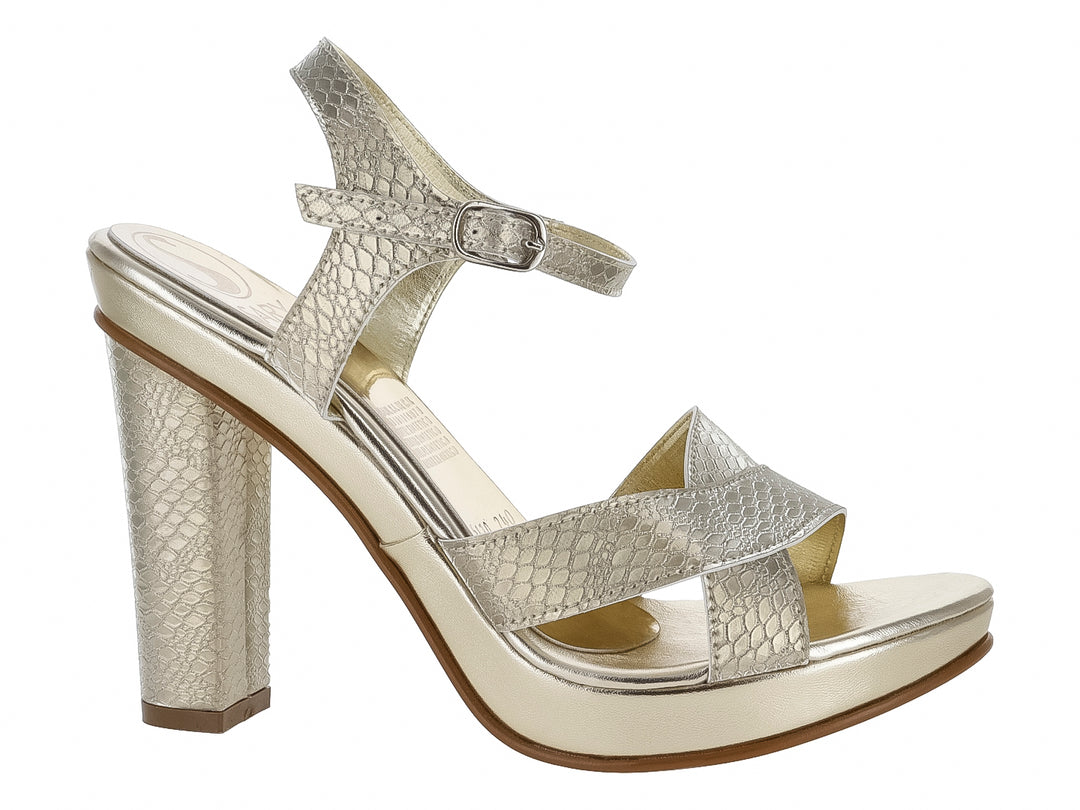 Sandalia elegante color oro con tacón grueso, plataforma y tiras cruzadas con textura de piel de serpiente.