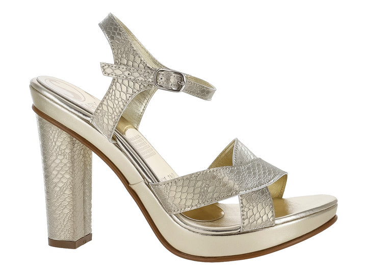 Sandalia elegante color oro con tacón grueso, plataforma y tiras cruzadas con textura de piel de serpiente.