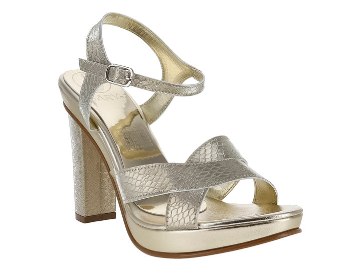 Sandalia elegante color oro con tacón grueso, plataforma y tiras cruzadas con textura de piel de serpiente.