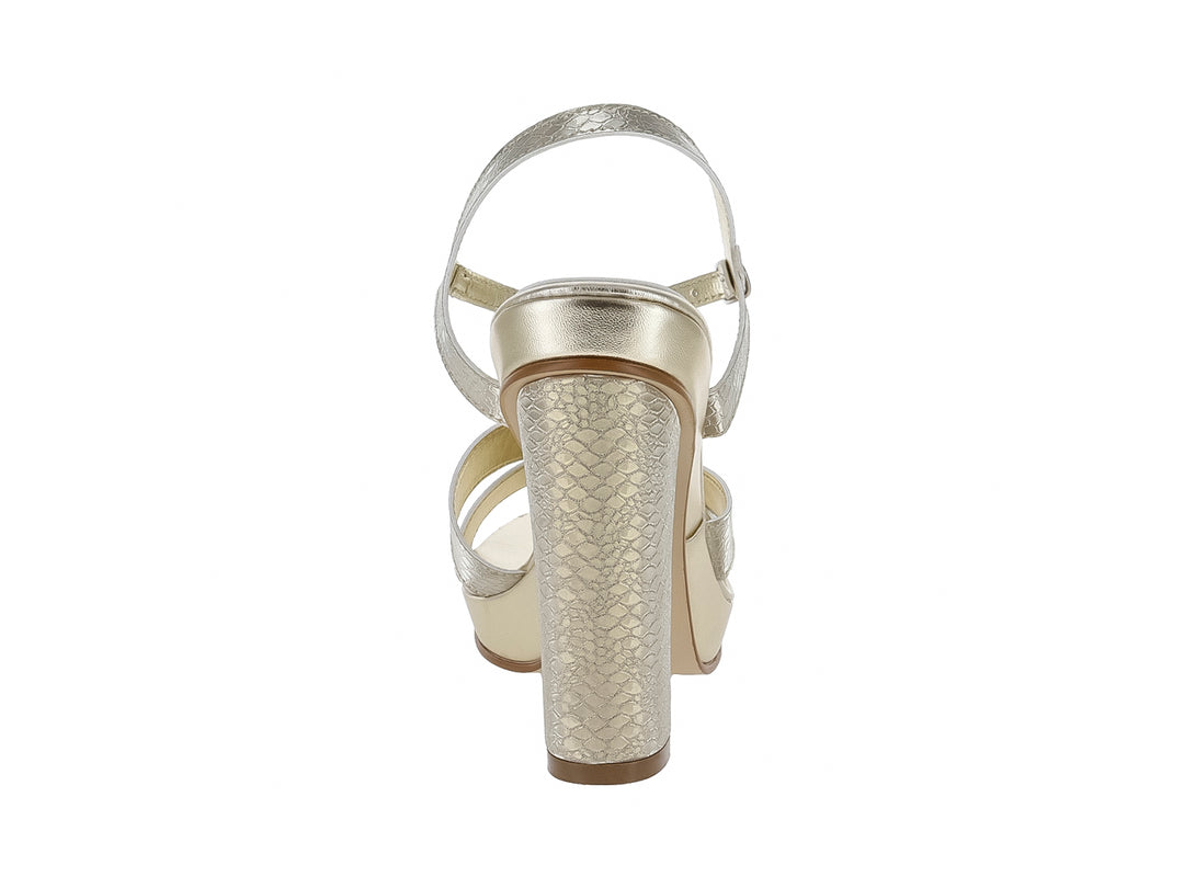 Sandalia elegante color oro con tacón grueso, plataforma y tiras cruzadas con textura de piel de serpiente.