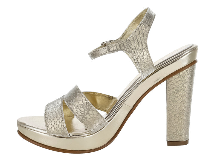 Sandalia elegante color oro con tacón grueso, plataforma y tiras cruzadas con textura de piel de serpiente.