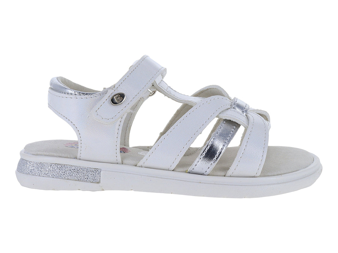 Sandalia blanca para niña con detalles plateados y correa de ajuste con velcro.