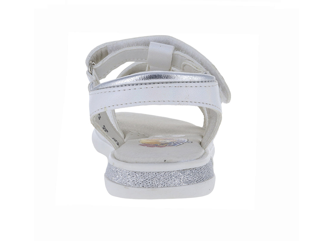 Sandalia blanca para niña con detalles plateados y correa de ajuste con velcro.