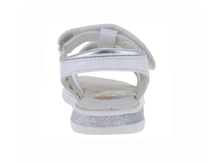 Sandalia blanca para niña con detalles plateados y correa de ajuste con velcro.