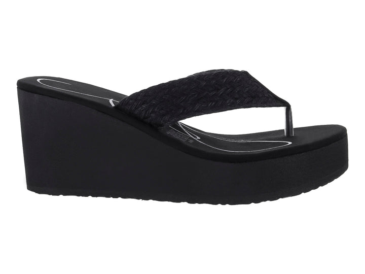 Sandalia de plataforma color negro con tira trenzada y suela de cuña.