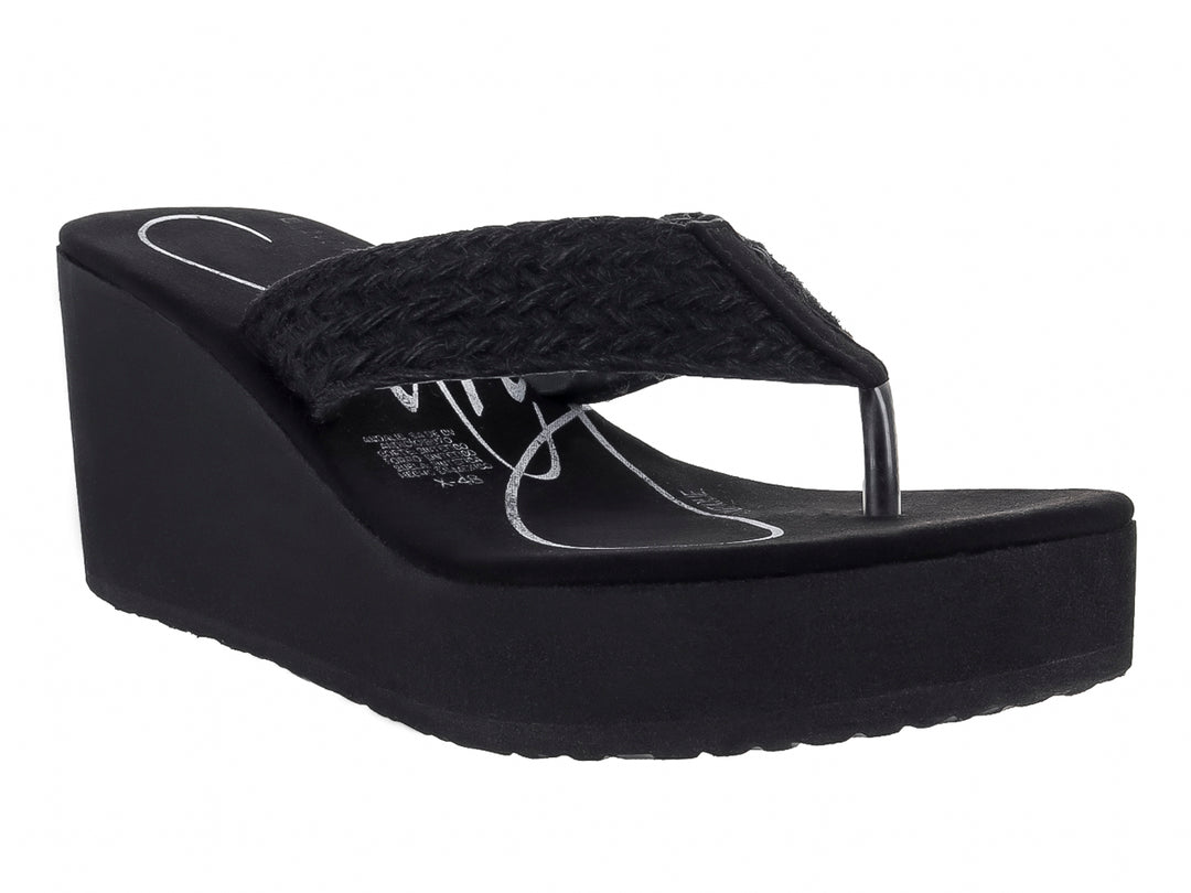 Sandalia de plataforma color negro con tira trenzada y suela de cuña.