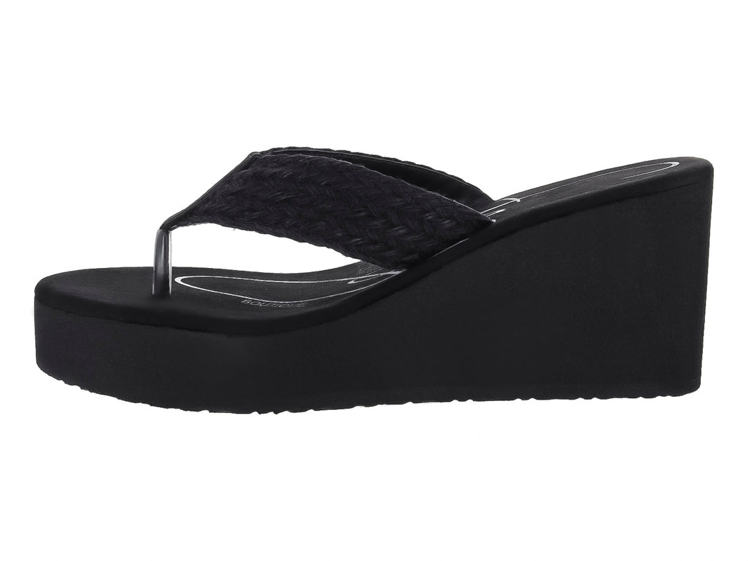 Sandalia de plataforma color negro con tira trenzada y suela de cuña.