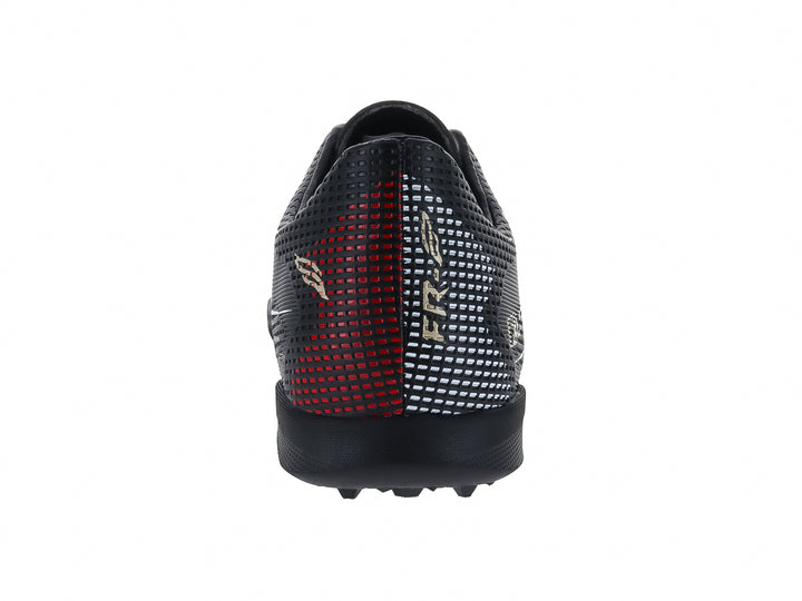Zapato de fútbol Furia color negro con detalles gráficos en rojo y blanco y suela para pasto sintético.