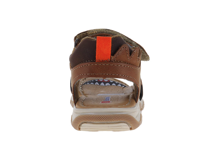 Sandalia infantil color camel con diseño de monstruo y cierres de velcro.