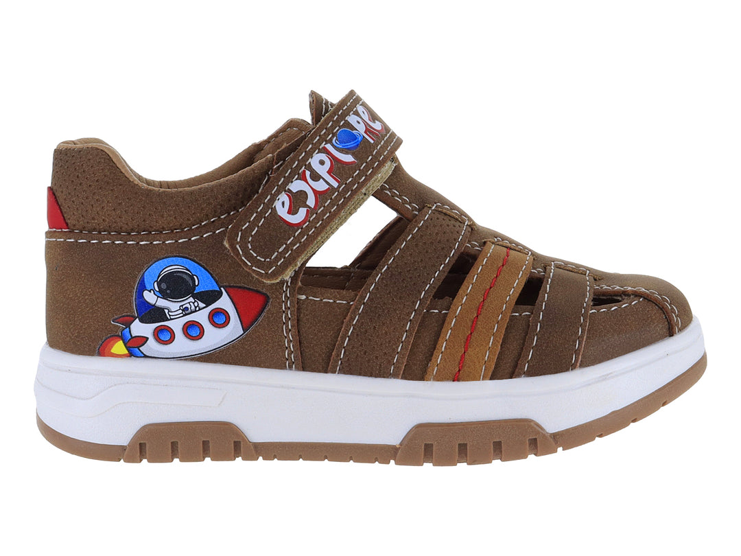Sandalia infantil color café con diseño de astronauta y cohete, suela blanca y cierre de velcro.