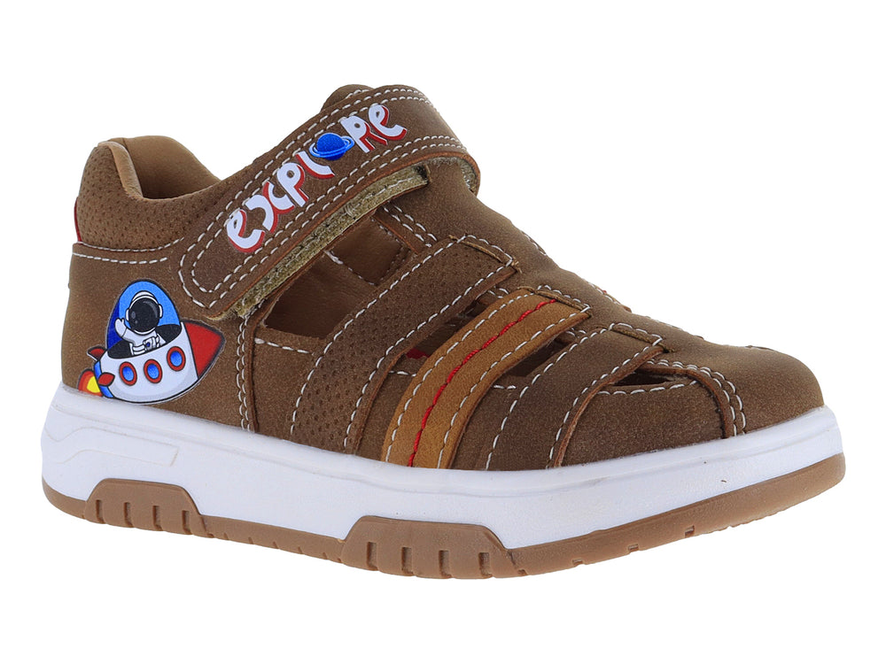 Sandalia infantil color café con diseño de astronauta y cohete, suela blanca y cierre de velcro.
