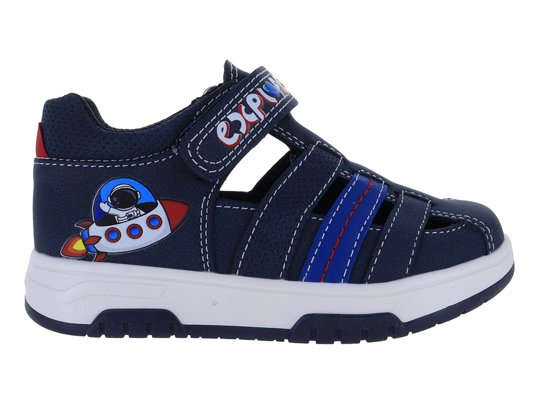 Sandalia infantil color marino con suela blanca y estampado de astronauta en el lateral.