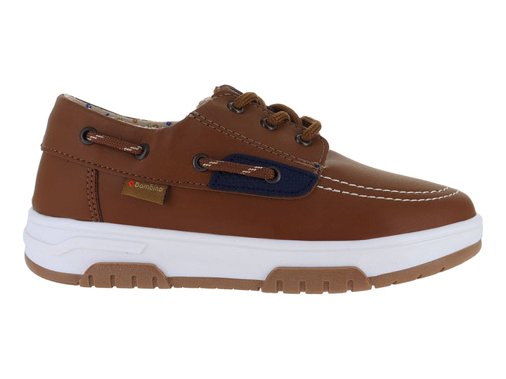 Zapato estilo náutico color café con suela blanca y detalles en azul marino para niño.