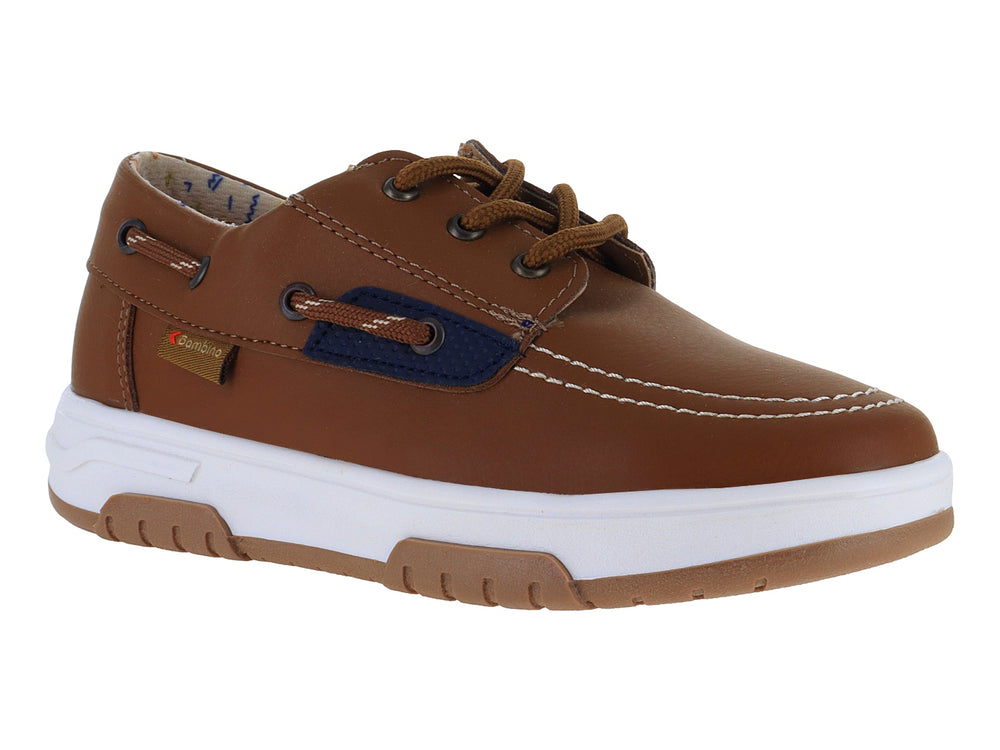 Zapato estilo náutico color café con suela blanca y detalles en azul marino para niño.