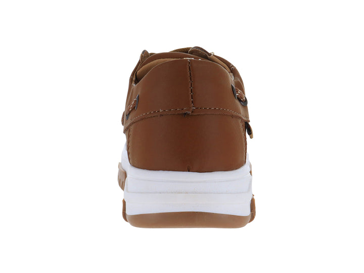 Zapato estilo náutico color café con suela blanca y detalles en azul marino para niño.