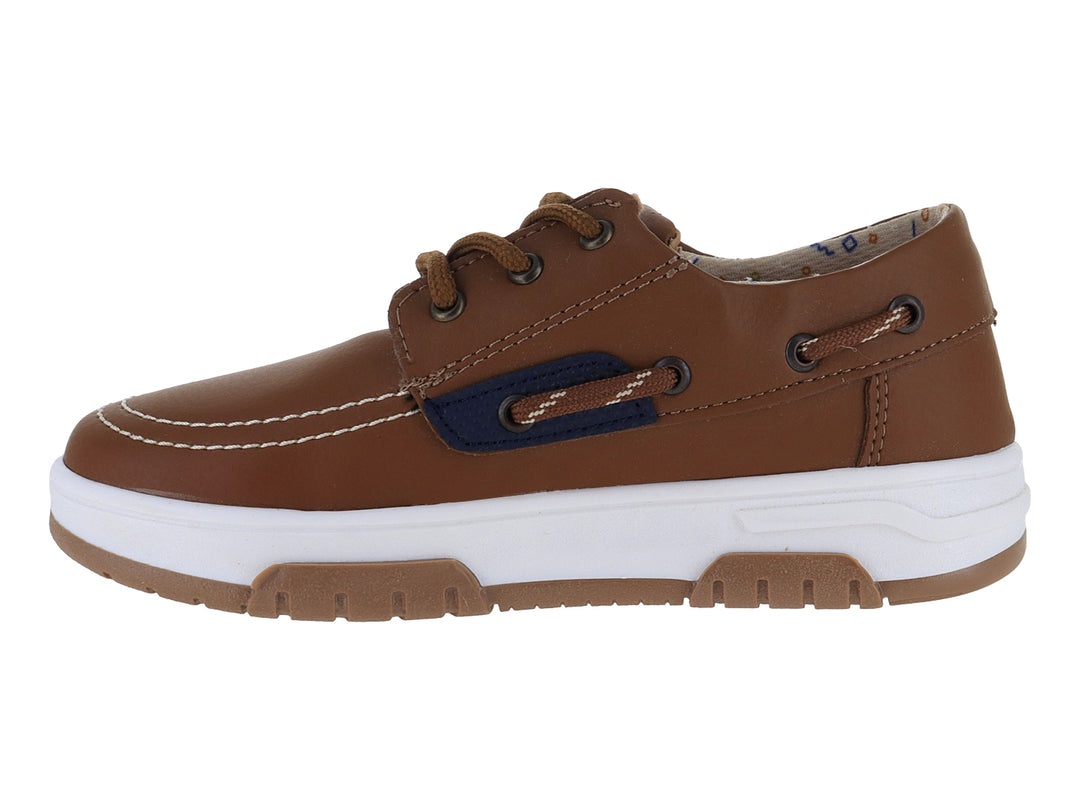 Zapato estilo náutico color café con suela blanca y detalles en azul marino para niño.