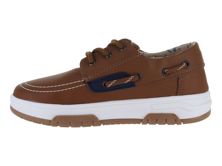 Zapato estilo náutico color café con suela blanca y detalles en azul marino para niño.