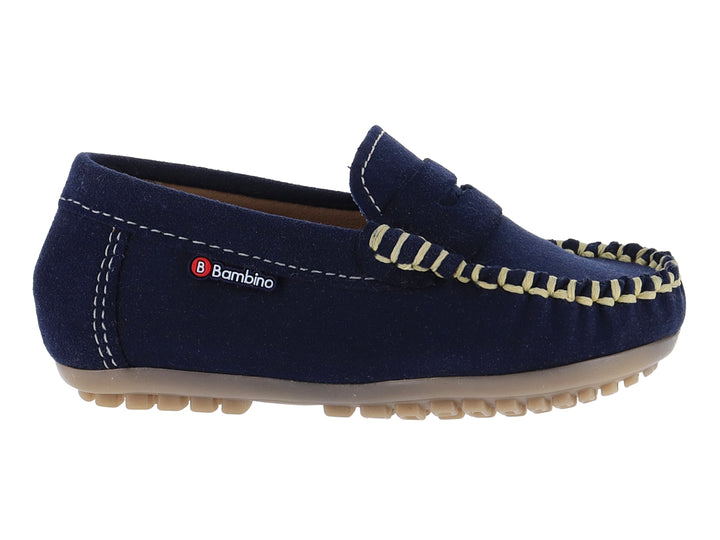 Zapato tipo mocasín color azul marino con costuras en contraste y suela beige para niño.